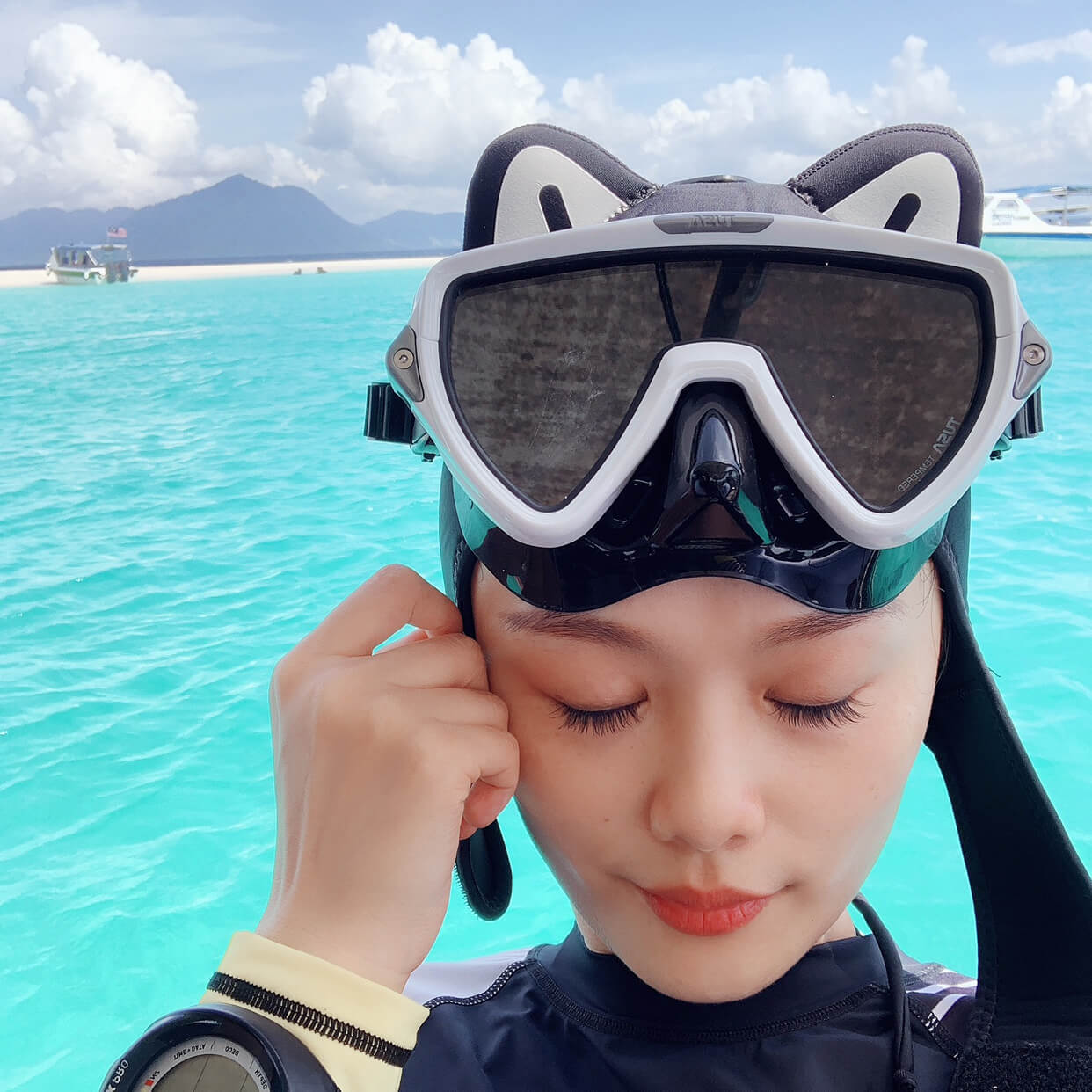 Cartoon-Cat-Scuba-Diving-Hood-black